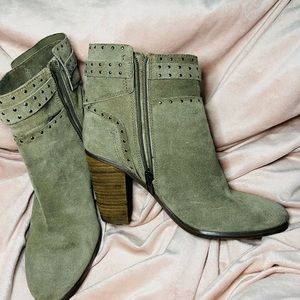 Vince Camuto grey/green suede 4inch booties